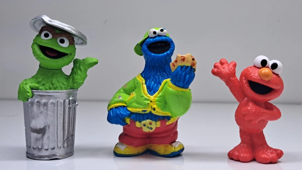 Sesame Street Garage Playset 3x Figures Cookie, Elmo, Monster Cookie & Oscar - Image 1 of 4