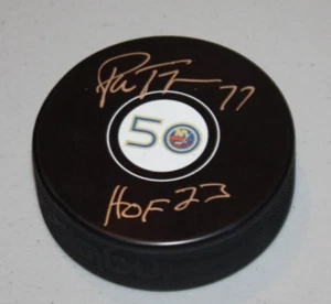 NY ISLANDERS PIERRE TURGEON Autografiado FIRMADO ANIVERSARIO Puck Salón 2023 JSA - Imagen 1 de 2