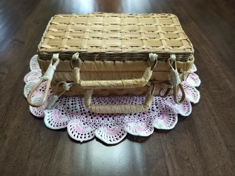 VTG Sm. Flat Rattan Picnic Wine Basket/Box w/2 Handles/Loops Closure from France Cover