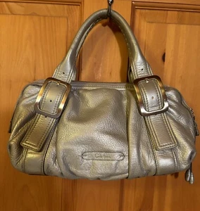 🌸Cole Haan Silber Metallic Leder Mittelgroß Reißverschluss Top Griff Handtasche Schnalle - Bild 1 von 12