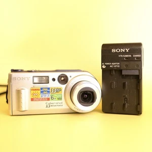 Sony Cybershot DSC-P1 3.3MP CCD Compact Digital Camera Silver Tested & Charger - Picture 1 of 8