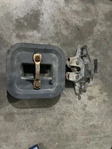 80-96 Ford Full Size Bronco Rear Seat Center Latch Assembly - Foto 1 di 3