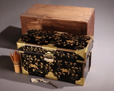 Caja Tesoro Laca Japonesa Oro Floral Arabesco Maki-e con Cerradura Final Era Edo Foto 1 de 4