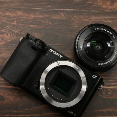 Sony A6000 24.3MP schwarz mit E PZ 16-50mm Objektiv Shuttercount 3134 [Near... - Bild 1 von 4