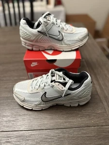 Size 8 - Nike Air Zoom Vomero 5 Light Silver Chrome W - Picture 1 of 9