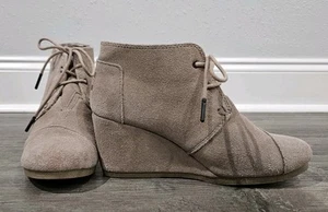 Ladies 8 Toms Booties Wedge Desert Sand Suede Lace Up - Picture 1 of 12