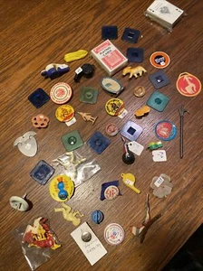 50 Cracker Jack Spielzeug Pinbacks Dragnet Pfeife Werbe Tops Hopalong Cassidy - Bild 1 von 10