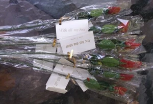 ARTES Y OFICIOS - LOTE DE 8 PIEZAS DE ROSAS ROJAS DE DÍA DE SAN VALENTÍN O MADRE TALLO LARGO - Imagen 1 de 3