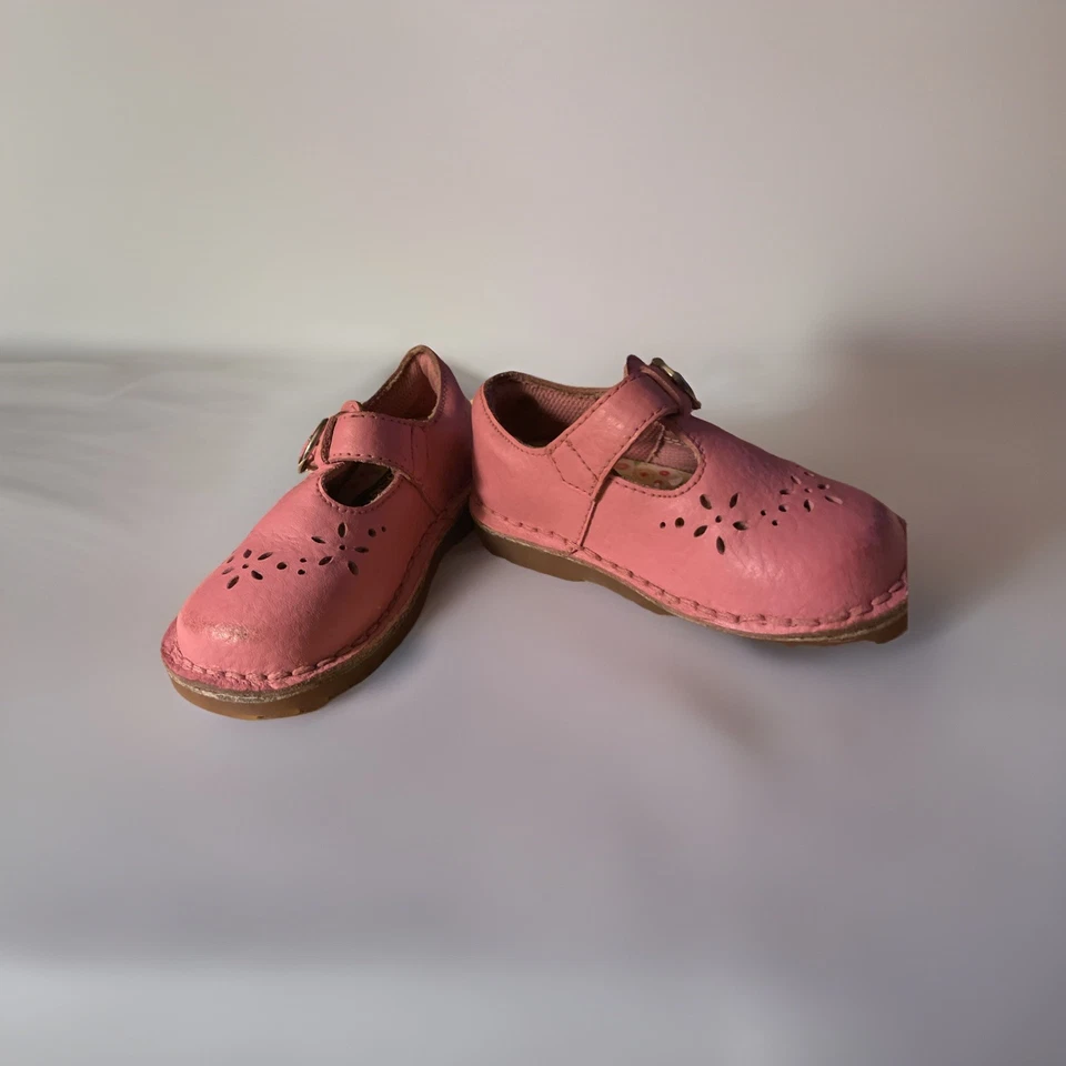 Smart Fit 皮革系列女孩孔眼粉色牛津扣花卉鞋垫尺寸 5 — 第 1/3 张图片