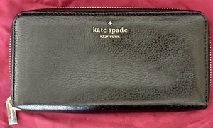 Portafoglio Kate Spade in pelle nera con ciottoli e zip intorno a pois interno usato in ottime condizioni - Foto 1 di 7