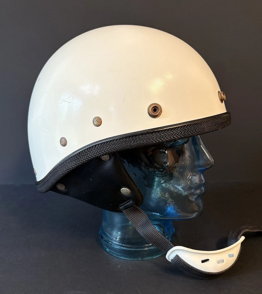 老式 50 年代 60 年代 Buco 旅行者摩托车碰撞半头盔可调节尺寸白色 — 第 1/4 张图片