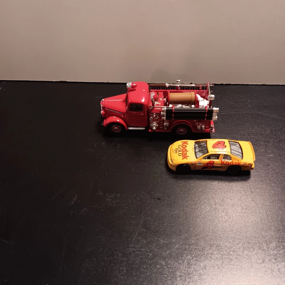 Matchbox Models of Yesteryear 1935 Mack Fire Pumper Truck YFE15 Foto 1 de 4