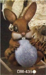 Hase hält Ei Osterhase Garten Keramik Biskuit bemaltfertig - Bild 1 von 5