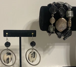 Schwarz & Weiß silberfarben hängende Ohrringe mit perlensilberfarbenem Wickelarmband - Bild 1 von 16