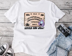 Summon and Chill Grafik T-Shirt, Witchy Tee Shirt, Grafik, Halloween, Geschenk, - Bild 1 von 1