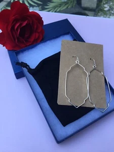 Nuevo - Pendientes geométricos, tono plata, claros, elegantes, perforados, alambre francés - Imagen 1 de 3