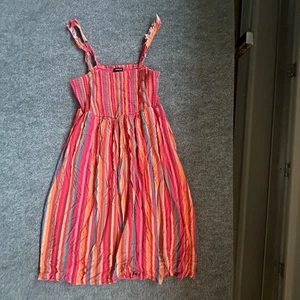 Torrid Size 1 Coral Multi Stripe Smocked Sundress Midi Length Lined Summer Dress - Foto 1 di 7