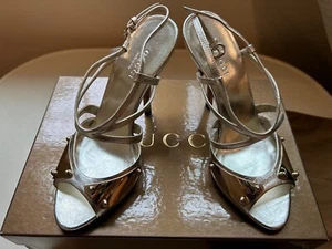Sandalias Gucci de Tacón Alto de Cuero Metálico Talla 5B Plateadas HECHAS EN ITALIA NUEVAS EN CAJA - Imagen 1 de 23