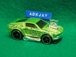 Hot Wheels ~ Mustang 1968 ~ Tooned ~ Verde con llamas ~ Perfecto estado - Imagen 1 de 3