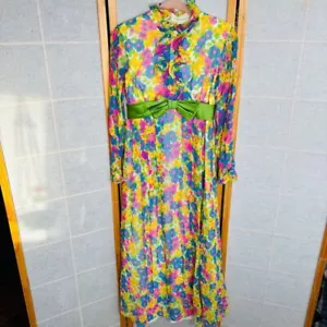 Vestido Floral De Colección Años 70 Groovy Mod Gasa Transparente Volantes Verde Lazo Talla 11 Retro - Imagen 1 de 16