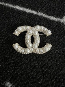 Chanel CC logo Crystal Pearl gold Tone Brooch. - Picture 1 of 7