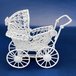 Cochecito de bebé miniatura vintage para casa de muñecas - Imagen 1 de 4