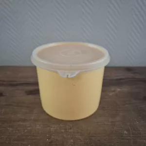 Vintage Tupperware bote amarillo con tapa contenedor de almacenamiento tarro ... - Imagen 1 de 8