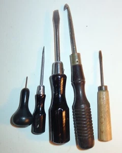 5 VINTAGE UNGEWÖHNLICHE HOLZ & KUNSTSTOFF HANDWERKZEUGE IN EINER ALTEN NÄHKONZEPTBOX GEFUNDEN - Bild 1 von 4