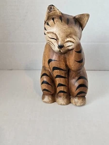 FIGURA DE GATO DE MADERA TALLADA DE 7 PULGADAS DE ALTO PINTADA A MANO OREJA RECORTADA OCULTA OJO LOTE E - Imagen 1 de 6