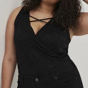 Torrid Body Top 5X 6X Schwarz Spitze Netz Träger Surplice Übergröße V-Ausschnitt Neu - Bild 1 von 5