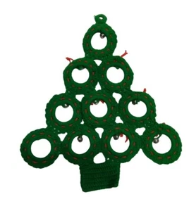 Handgefertigter gehäkelter Weihnachtsbaum mit Kranzschmuck & Glocken - Bild 1 von 6