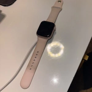 Apple Watch Series 9 45mm aluminiowa obudowa z paskiem sportowym - jasnoróżowy, S/M (GPS) - Zdjęcie 1 z 3