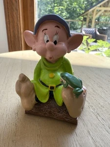 Raro De Colección Cerámica Disney Blancanieves Enano Dopey Sobre Tocón con Estatuilla de Rana - Imagen 1 de 11