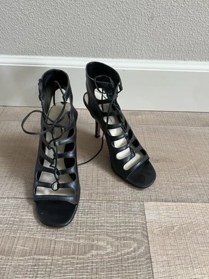 Sandálias femininas Via Spiga Stiletto com alça no tornozelo 7 sapatos de salto alto de couro cinza - Imagem 1 de 4