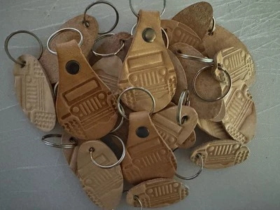 Llavero de cuero Jeep - Wrangler todoterreno hecho a mano con anillo de acero inoxidable Foto 1 de 4