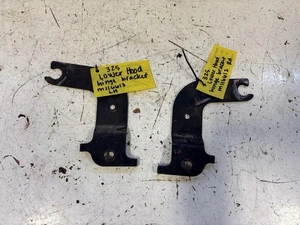 Coppia cerniere cofano inferiore lato trattore John Deere 325 335 345 usate-M116612 M116613 - Foto 1 di 7