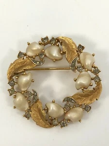 Rare Vintage Crown Trifari Sorrento Pearl Baby Tooth Wreath Gold Tone Brooch Pin - Picture 1 of 9