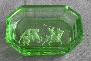 Plato de baratija pequeño vintage/antiguo de vidrio verde "Polo Players" - Imagen 1 de 3