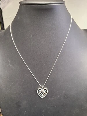 Collar Bridge Diamante Triple Corazón 1/10 CTW Plata de Ley Foto 1 de 4