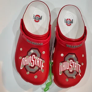 Zoccolo classico Ohio State Buckeyes OSU Crocs rosso/bianco taglia donna 9 uomo 7 - nuovo con etichette - Foto 1 di 6
