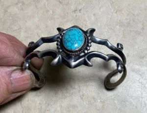 Aus Nachlass - hübsches, vintage handgefertigtes & signiertes Navajo Sterling/Türkis Armband - Bild 1 von 7