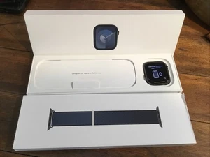 Apple Watch SE (2022) 44mm Boîtier Alun/Cer Minuit avec Boucle Sport, M/L (GPS +... - Photo 1 sur 10