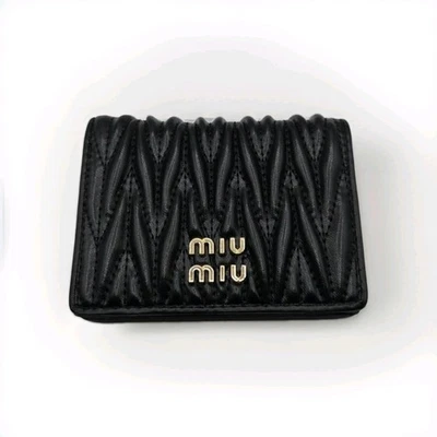 Cartera pequeña para mujer Miu Miu negra. Foto 1 de 4