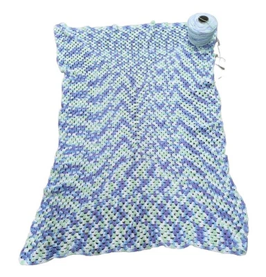 Manta bebé ganchillo sin terminar patrón en zig-zag púrpura azul-verde hilo incluido Foto 1 de 4