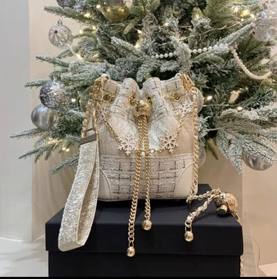 CH MAQUILLAJE VIP GWP Regalo Tweed Copo de Nieve Blanco y Dorado Convertido Bolso Cubo Foto 1 de 4