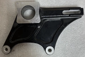 69721-29G00 NEW OEM SUZUKI MACHINED (FOR RETENTION) NEW OEM REAR BR CALIPER BKT - Bild 1 von 2