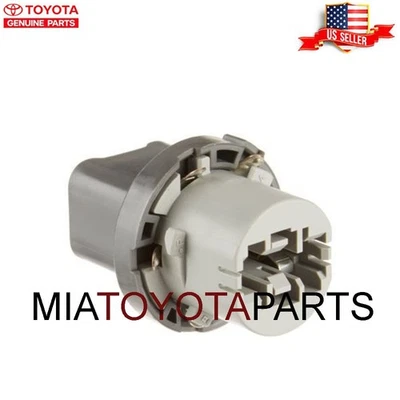 Genuine Toyota 01-07 Highlander OEM Socket Rear Combination Lamp LH 90075-60036 - Image 1 of 4