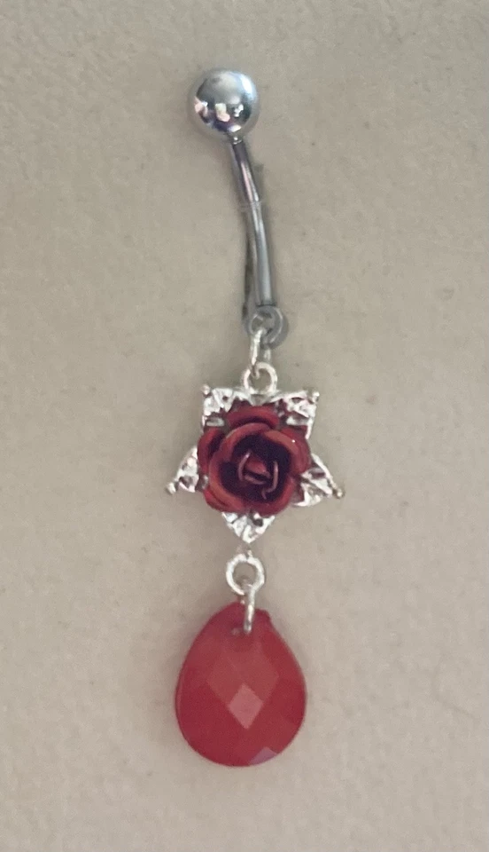 Rosa roja en estrella con anillo colgante de lágrima de plástico facetado rojo Foto 1 de 1