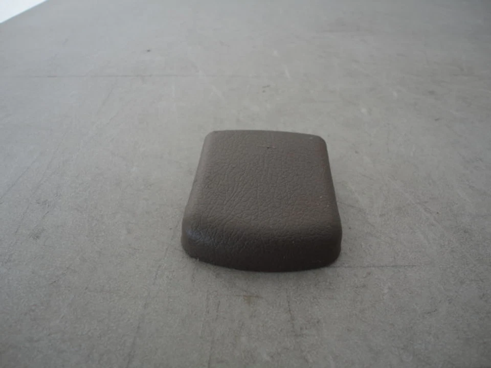 Driver Front Seat Floor Bolt Cover 98 99 00 01 02 Mazda 626  — 第 1/1 张图片