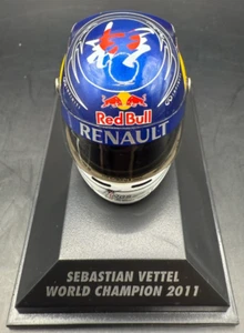 Casco Minichamps Redbull Arai Campione del Mondo 2011 - Sebastian Vettel scala 1/8 - Foto 1 di 4